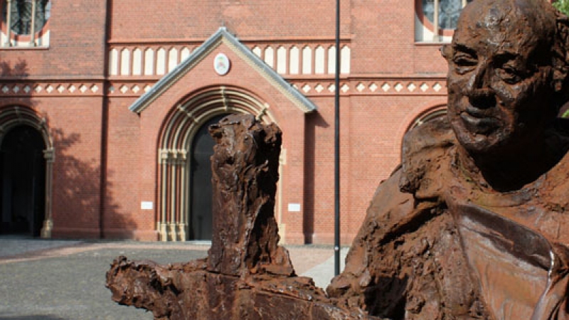 St. Angsar Statue vor dem St. Marien-Dom Hamburg
